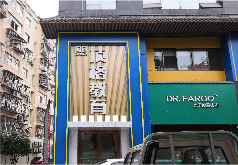 五峰门头设计要符合门店特色。